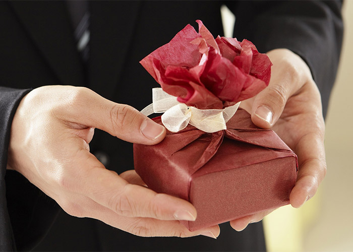 Wedding gifts for wealthy couples